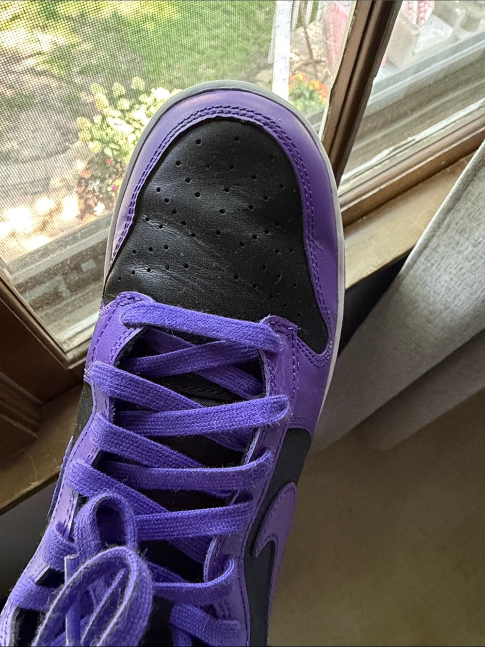 Nike High-Top Sneakers in Purple and Black - Picture 4 of 4